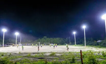 Campo de futebol do povoado Serra do Gavião recebe iluminação
