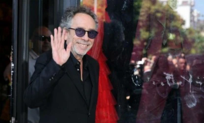 Tim Burton recebe estrela na prestigiada Calçada da Fama de Hollywood