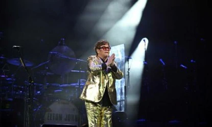 Elton John enfrenta grave infecção nos olhos, mas garante estar se recuperando