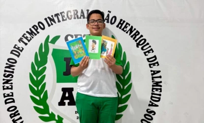 Aluno de 15 anos da rede estadual lança três livros e incentiva leitura em escola de Teresina