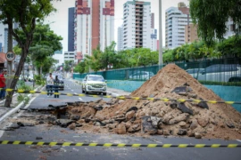 Cratera interdita Avenida Jóquei Clube e Prefeitura inicia reparos emergenciais em Teresina