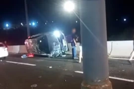 Carro tomba em viaduto após colisão traseira e deixa um ferido em Teresina
