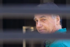 Bolsonaro recebe alta hospitalar e passa a cumprir prisão domiciliar em Brasília