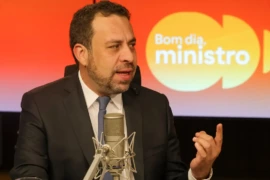 Governo pode enviar projeto com urgência para tratar do fim da escala 6×1, diz Boulos
