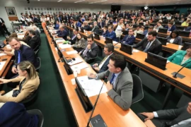 Proposta que altera escala 6×1 volta à pauta da CCJ nesta quarta (22)