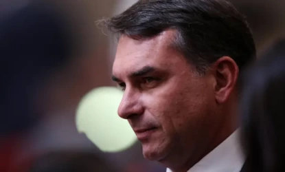 Flávio Bolsonaro tenta consolidar imagem moderada em meio a antigos desgastes políticos