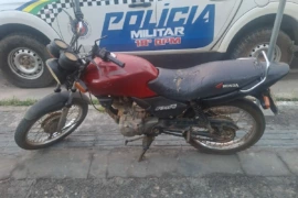 Motocicleta com registro de roubo é recuperada pela PM em Regeneração