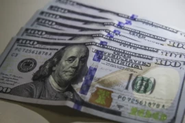 Dólar fecha abaixo de R$ 4,90 pela primeira vez desde janeiro de 2024