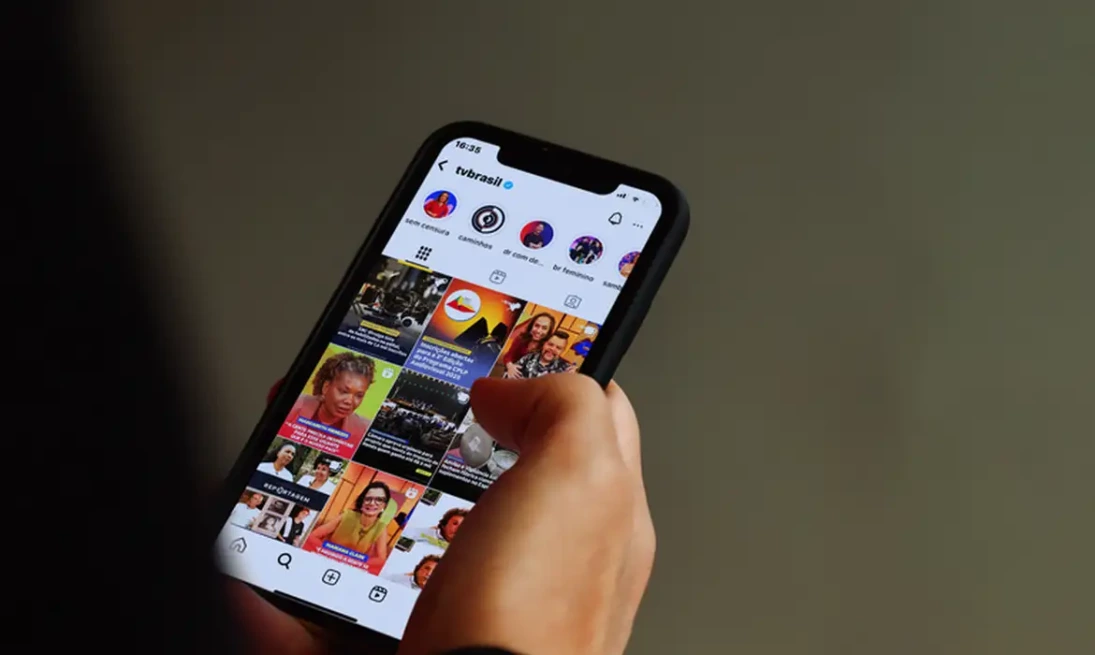 Estudo aponta que redes sociais ampliam polarização e isolamento político entre jovens