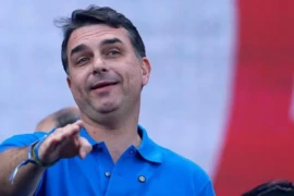 Flávio Bolsonaro oficializa candidatura em meio a crises