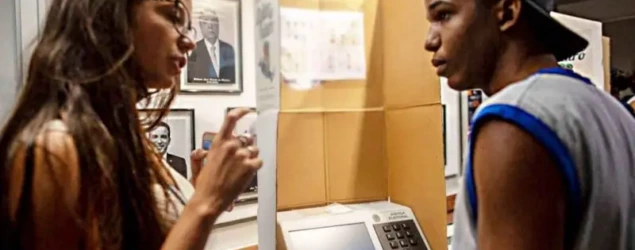 Eleitorado jovem encolhe no Brasil e confiança nas instituições ajuda a explicar queda