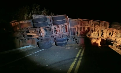 Carreta tomba e bloqueia rodovia entre Lagoa de São Francisco e Piripiri