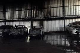 Incêndio atinge oficina e deixa três veículos destruídos em Teresina