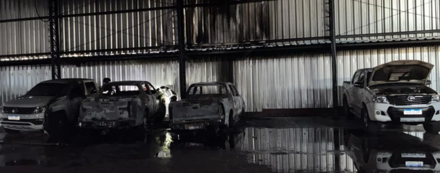 Incêndio atinge oficina e deixa três veículos destruídos em Teresina