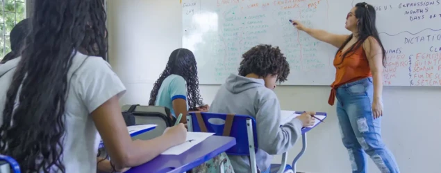 Escolas cívico-militares e ensino integral estão entre propostas de Flávio e Lula