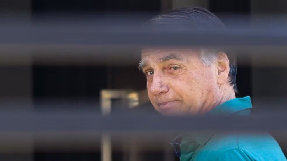 Bolsonaro recebe alta hospitalar e passa a cumprir prisão domiciliar em Brasília