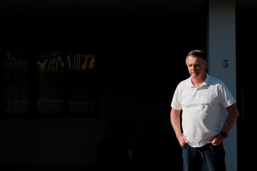 Moraes pede manifestação da PGR sobre arma de Bolsonaro e possível impacto na prisão domiciliar