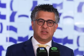 Comissão adia parecer sobre fim da escala 6×1 em meio a debate sobre transição gradual