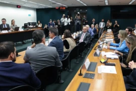 Comissão da Câmara deve votar nesta quarta parecer da PEC que prevê fim da escala 6×1