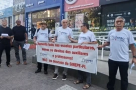 Profissionais da rede privada de ensino realizam paralisação por reajuste salarial em Teresina