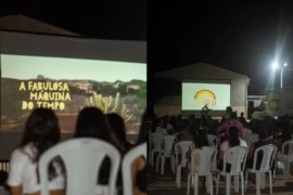 Sessão gratuita de documentário gravado no Piauí reúne moradores de Guaribas em praça pública