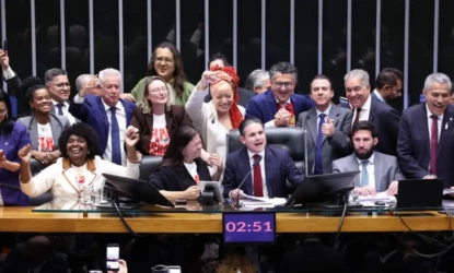 Câmara aprova PEC que reduz jornada de trabalho e acaba com escala 6×1