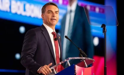 Flávio Bolsonaro viaja aos EUA em meio à crise na pré-campanha e tenta encontro com Trump