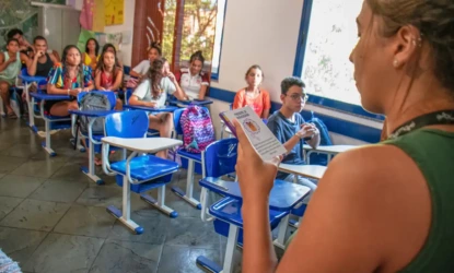 Cólicas menstruais afastam quase 40% das estudantes das salas de aula, aponta pesquisa