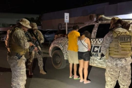 PM prende casal suspeito de tráfico de drogas em estabelecimento comercial de Picos