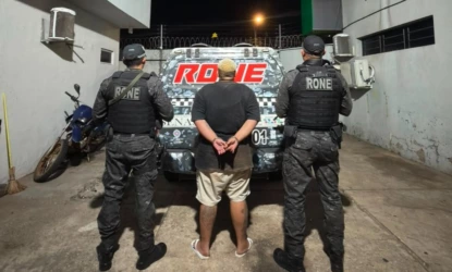 Mulher é presa com arma, drogas e balanças de precisão durante ação da RONE em Teresina