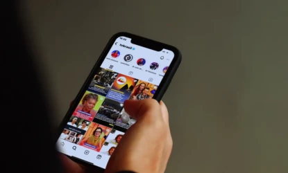 Estudo aponta que redes sociais ampliam polarização e isolamento político entre jovens