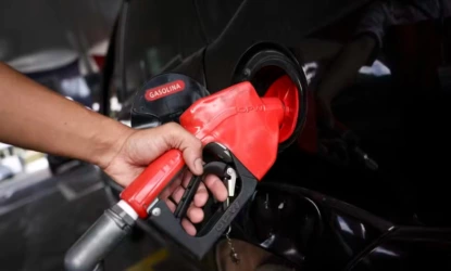Gasolina com 32% de etanol passa a valer neste sábado; especialistas orientam cuidados com veículos antigos