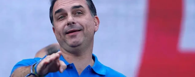 Flávio Bolsonaro oficializa candidatura em meio a crises