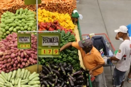 Inflação desacelera para 0,07% em julho e acumulado volta ao limite da meta