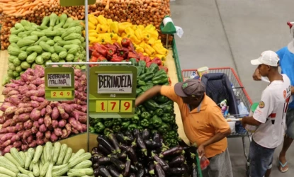 Inflação desacelera para 0,07% em julho e acumulado volta ao limite da meta
