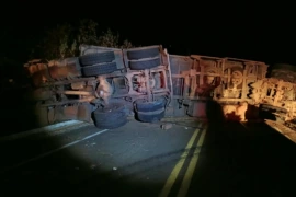Carreta tomba e bloqueia rodovia entre Lagoa de São Francisco e Piripiri