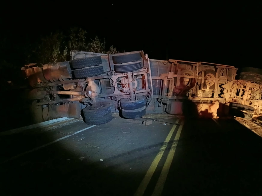 Carreta tomba e bloqueia rodovia entre Lagoa de São Francisco e Piripiri