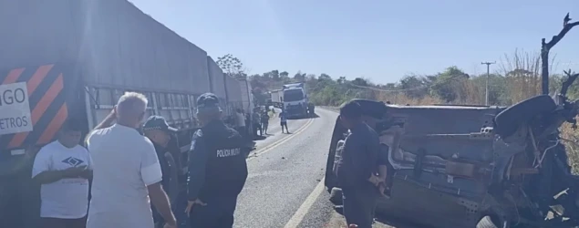 Mulher morre em acidente entre carro e carreta na BR-316