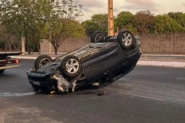 Carro capota após motorista não conseguir parar a tempo em Teresina