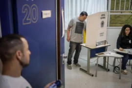 Prorrogação das eleições por decisão do STF divide especialistas e gera reação de Flávio Bolsonaro